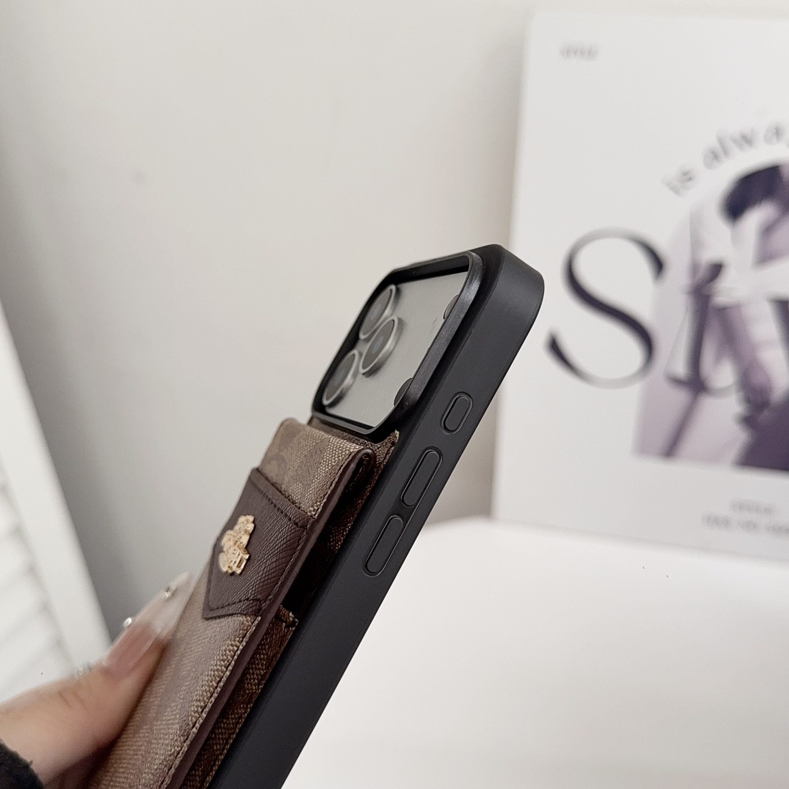 Card Holder Coach iPhone Case for iPhone 17 Series